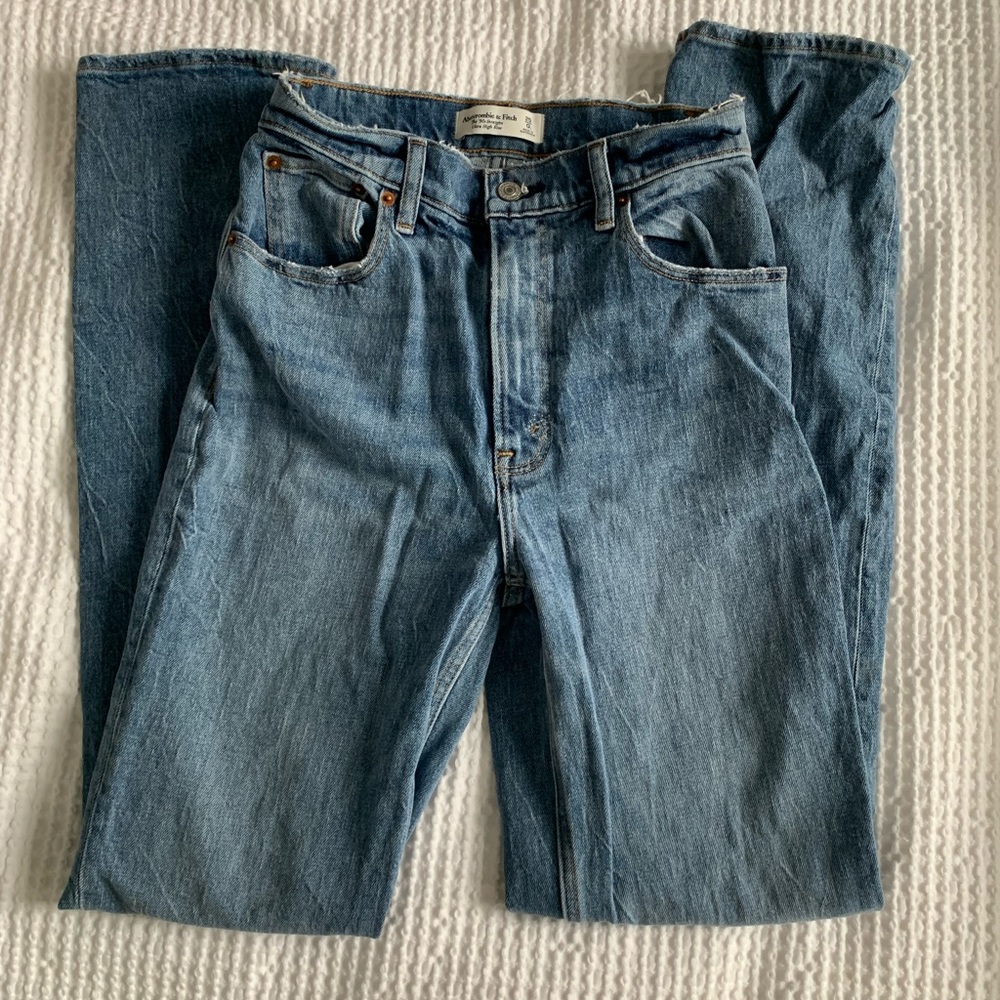 Abercrombie Ultra High Rise 90s Straight Jean in Medium